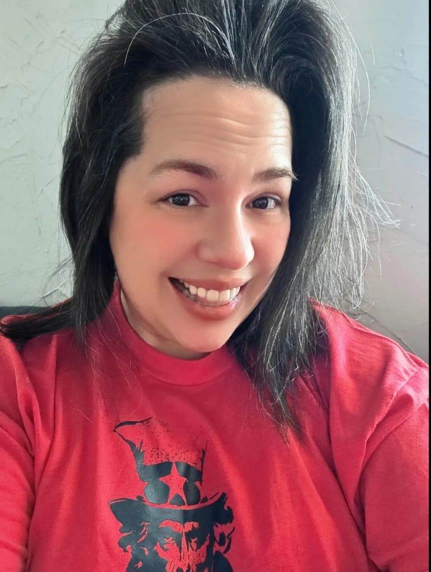 Kristi Jones, de 38 años, de Plano, Texas, en un autorretrato en enero de 2026. Como madre, dice que le preocupa que los estudiantes salgan de clase para protestar contra la aplicación de la ley federal de inmigración. (Cortesía de Kristi Jones)