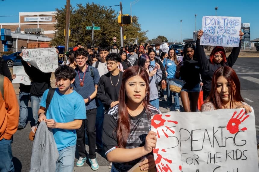 Estudiantes de secundaria se manifiestan durante una huelga en protesta contra el ICE en Austin, Texas, el 6 de febrero de 2026. (Brandon Bell/Getty Images)