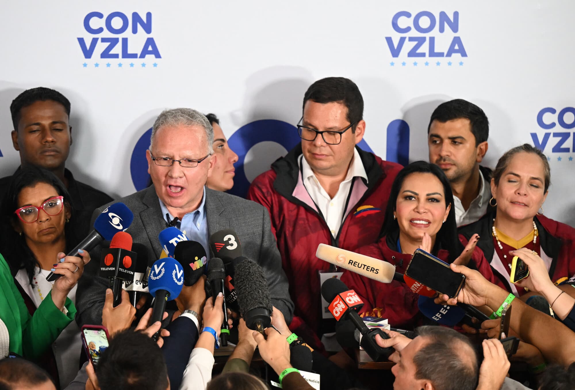 <em>Perkins Rocha, asesor jurídico del partido opositor Vente Venezuela, habla con los medios de comunicación mientras espera los resultados de las elecciones presidenciales en Caracas, el 28 de julio de 2024. (RAUL ARBOLEDA/AFP vía Getty Images)</em>