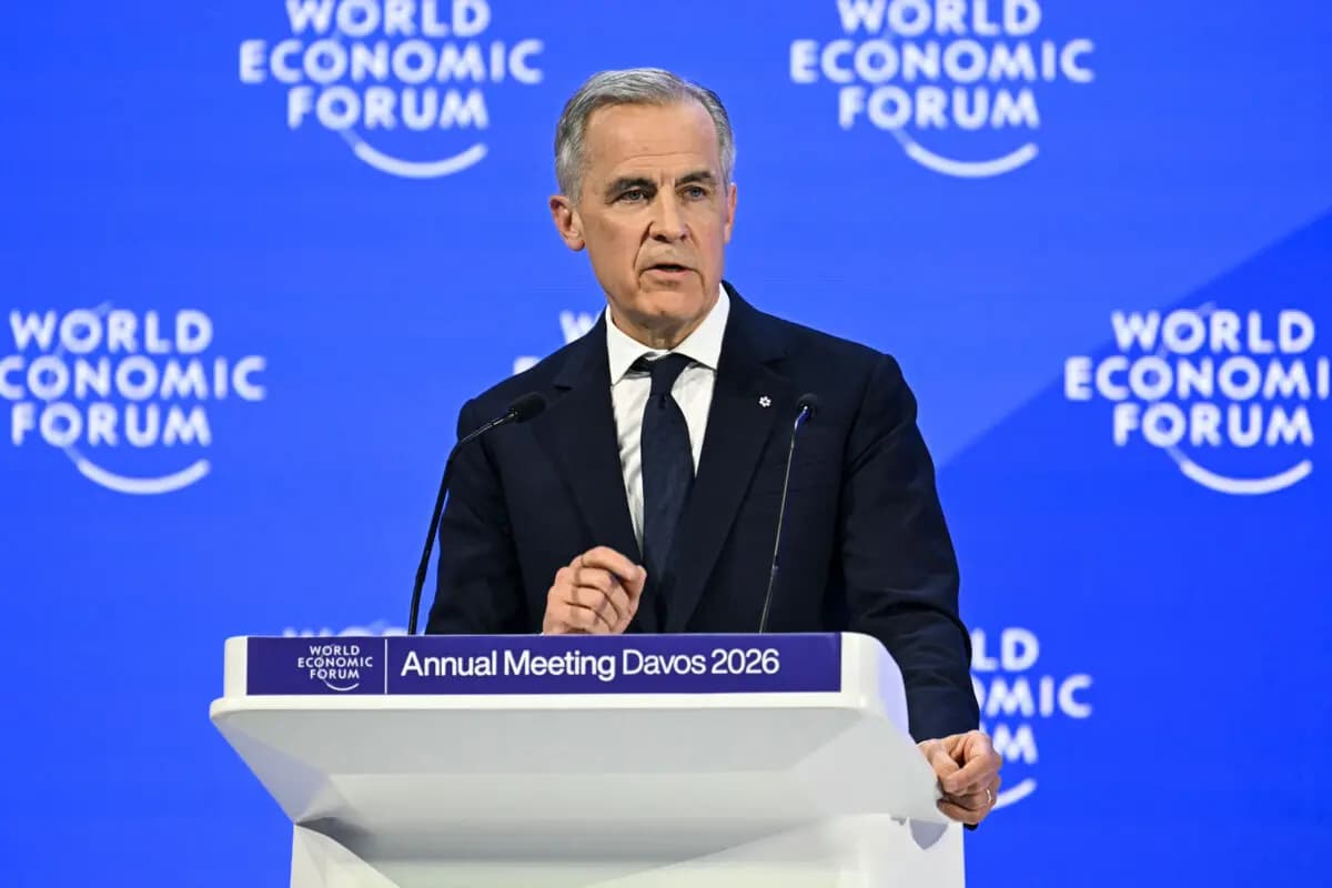 El primer ministro de Canadá, Mark Carney, pronuncia un discurso durante el Foro Económico Mundial en Davos, el 20 de enero de 2026. (Fabrice Coffrini/AFP a través de Getty Images)