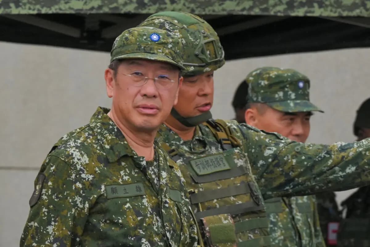 El ministro de Defensa taiwanés, Wellington Koo (izquierda), inspecciona a las tropas durante un ejercicio de fuego real en el campo de entrenamiento de Fanshan, en Pingtung (Taiwán), el 26 de agosto de 2024. (Sam Yeh/AFP a través de Getty Images)