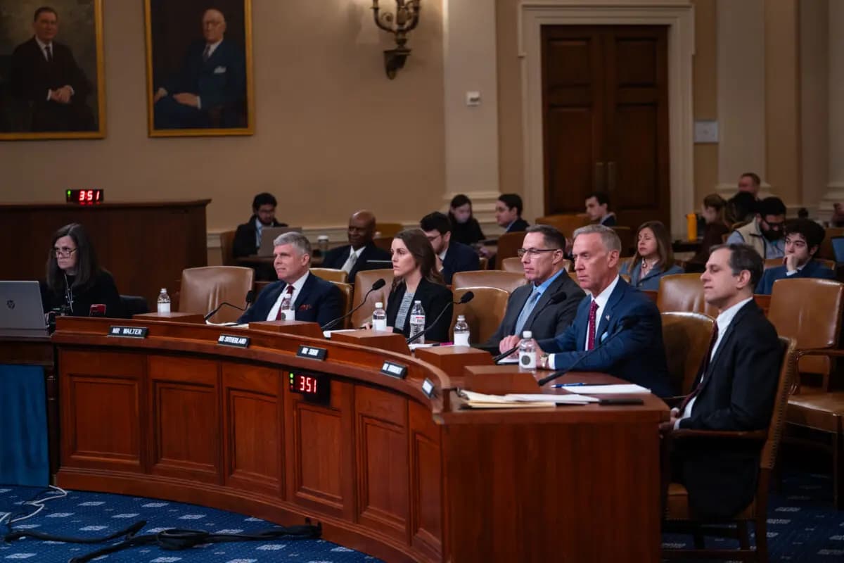 <em>(De izq. a der.) El presidente del Capital Research Center, Scott Walter; la directora ejecutiva de Americans for Public Trust, Caitlin Sutherland; el cofundador y director ejecutivo de Narravance, Adam Sohn; el fundador de Dubinsky Consulting, Bruce Dubinsky; y el copresidente de Public Citizen, Robert Weissman, testifican ante el Comité de Medios y Arbitrios de la Cámara de Representantes en el Capitolio, Washington, el 10 de febrero de 2026. (Madalina Kilroy/The Epoch Times)</em>