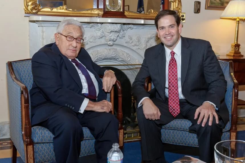 El senador Marco Rubio (R-Fla.) con el exsecretario de Estado Henry Kissinger el 2 de noviembre de 2011. Rubio fue senador de Estados Unidos desde 2011 hasta enero de 2025, cuando dimitió para convertirse en secretario de Estado de la Administración Trump. (Congreso de Estados Unidos/CC0)