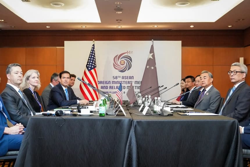 El secretario de Estado Marco Rubio se reúne con el ministro de Asuntos Exteriores chino Wang Yi en Kuala Lumpur, Malasia, el 11 de julio de 2025. (Freddie Everett/Departamento de Estado de EE. UU.)