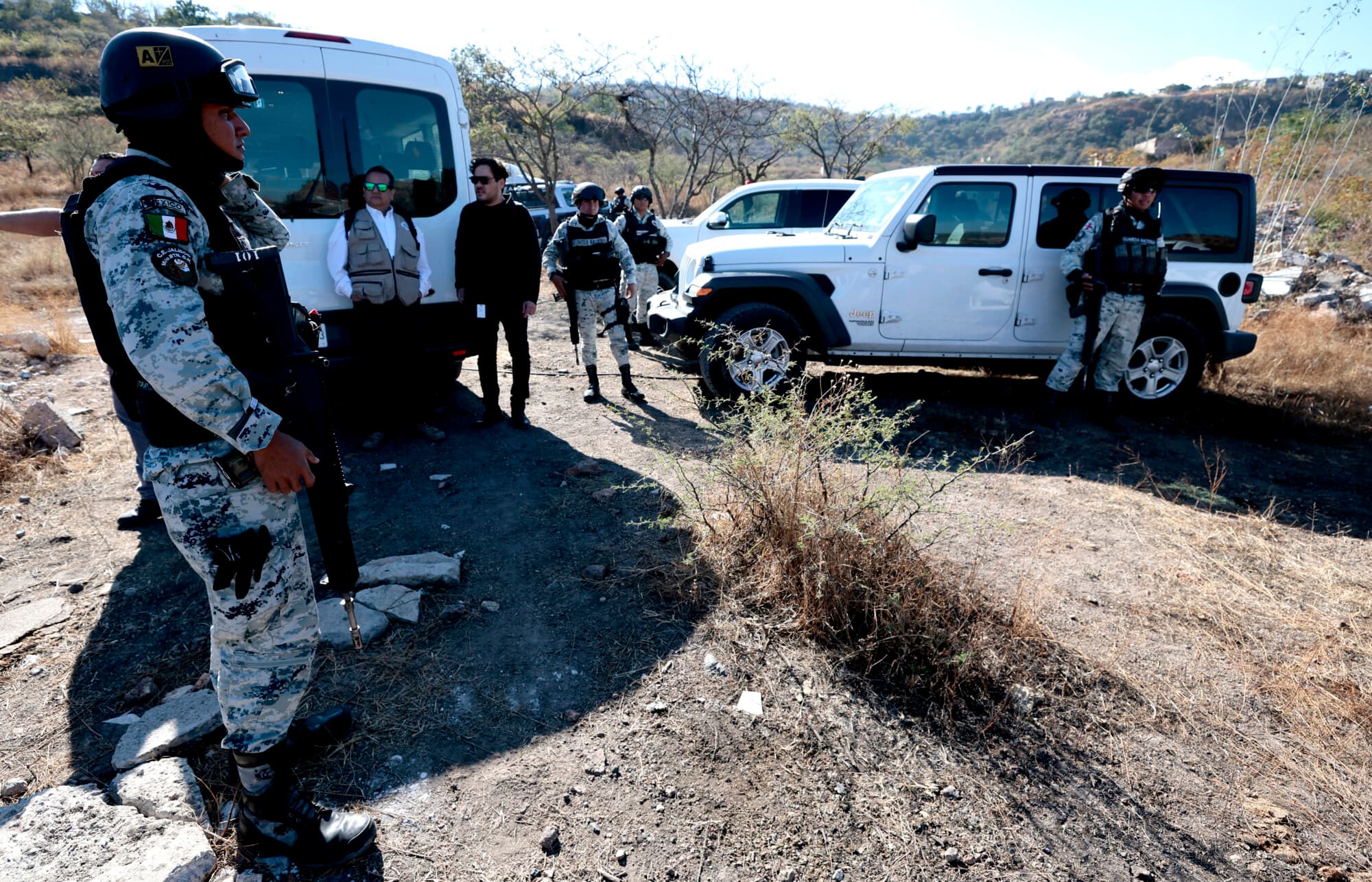 <em>Agentes de la Guardia Nacional de México montan guardia durante una operación para localizar y recuperar los restos humanos de personas desaparecidas, localizados por miembros del colectivo "Guerreros Buscadores" mientras buscaban a sus familiares en un barranco conocido como "El Potrero" en Zapopan, Jalisco, México, el 13 de enero de 2025. (ULISES RUIZ/AFP vía Getty Images)</em>
