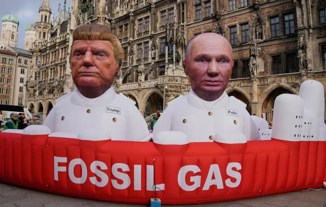 Activistas de Greenpeace exhiben figuras que representan al presidente Donald Trump y al presidente ruso Vladimir Putin en la plaza Marienplatz de Múnich, Alemania, el 13 de febrero de 2026. (Ebrahim Noroozi/AP)