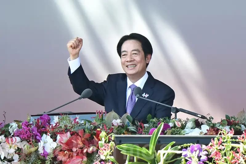 El presidente taiwanés, Lai Ching-te, pronuncia su discurso durante las celebraciones del Día Nacional frente a la Oficina Presidencial en Taipéi el 10 de octubre de 2025. (Sung Pi-lung/The Epoch Times)