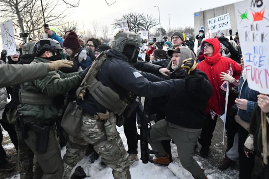 Manifestantes se enfrentan con agentes federales frente al edificio federal Bishop Henry Whipple en Saint Paul, Minnesota, el 8 de enero de 2026. Un agente del ICE disparó y mató a una mujer estadounidense en las calles de Minneapolis el 7 de enero, lo que provocó grandes protestas e indignación por parte de los líderes locales, que rechazaron las afirmaciones de la Casa Blanca de que se trataba de una terrorista nacional.  (Foto de Octavio JONES / AFP a través de Getty Images).