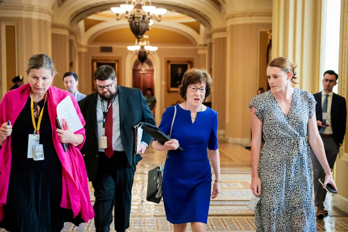 La senadora Susan Collins (R-Maine) camina con su personal en el Capitolio de los Estados Unidos en Washington el 28 de julio de 2025. Collins es una de las republicanas que se han mostrado dispuestas a modificar el filibusterismo, pero el 13 de febrero declaró que no estaba dispuesta a hacerlo para aprobar la Ley SAVE, que apoya. (Anna Moneymaker/Getty Images)