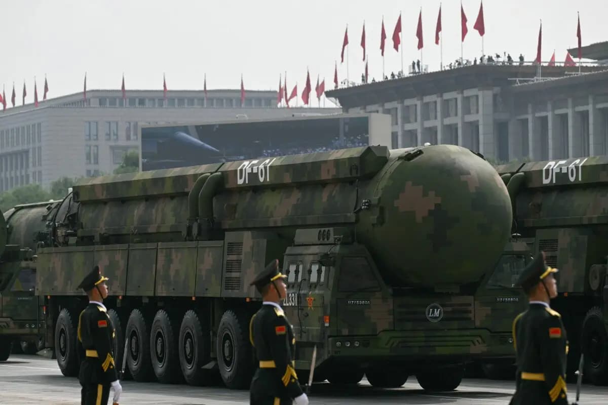 El misil balístico intercontinental DF-61 se ve durante un desfile militar que conmemora el 80.º aniversario del fin de la Segunda Guerra Mundial, en la plaza de Tiananmen, Beijing, el 3 de septiembre de 2025. (Greg Baker/AFP a través de Getty Images)