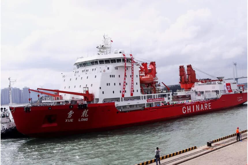 El buque de investigación y rompehielos chino Xuelong, que partirá hacia el Ártico, llega a Xiamen, provincia de Fujian, China, el 27 de junio de 2010, como parte de su viaje al Ártico, una región muy codiciada por Beijing, ávida de energía, por sus reservas de petróleo y gas natural aún sin explotar. (STR/AFP vía Getty Images)