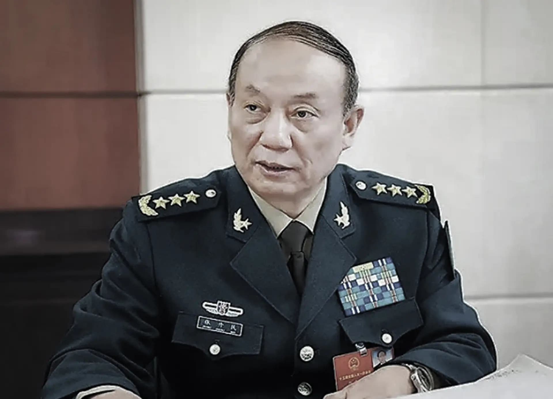 (Arriba) Zhang Shengmin, recientemente ascendido a vicepresidente de la Comisión Militar Central china, el 5 de marzo de 2025. (Abajo) El general Zhang Youxia, vicepresidente de la Comisión Militar Central china, asiste a la sesión inaugural de la Asamblea Popular Nacional en el Gran Salón del Pueblo de Pekín el 5 de marzo de 2025. mod.gov.cn/CC-BY-3.0, (Kevin Frayer/Getty Images)