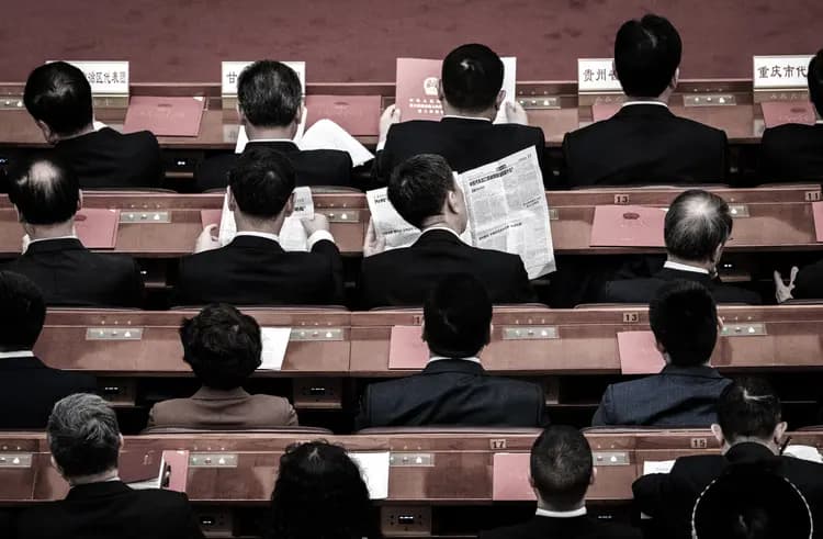 Los delegados leen los periódicos en la sesión de clausura de la Asamblea Popular Nacional en Pekín el 11 de marzo de 2025. En cuestión de días, la retórica oficial sobre Zhang Youxia y Liu Zhenli pasó de enmarcar sus presuntos delitos como graves delitos políticos a enmarcarlos como corrupción, lo que en la práctica redujo su gravedad política. (Kevin Frayer/Getty Images)