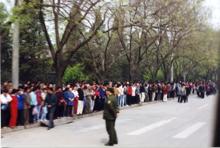 Practicantes de Falun Gong se reunieron cerca de Zhongnanhai para pedir pacíficamente su libertad de creencia en Beijing el 25 de abril de 1999. Cortesía de Minghui.org