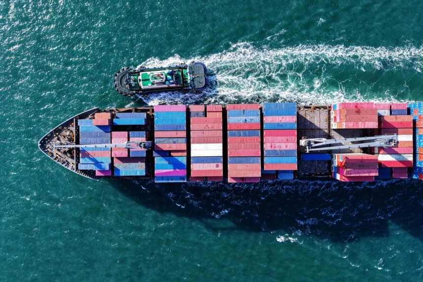 Un buque portacontenedores navega mientras se aproxima a un puerto en Qingdao, en la provincia de Shandong, al este de China, el 2 de abril de 2025. (STRINGER/AFP via Getty Images)
