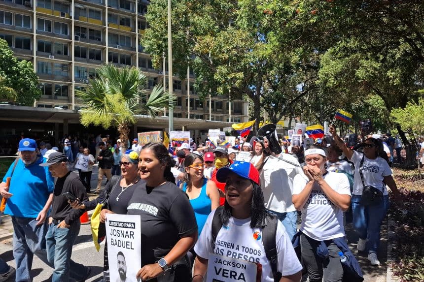 <em>La marcha nacional de este 12 de febrero convocada por el movimiento estudiantil, encabezado por la Federación de Centros Universitarios de Universidad Central de Venezuela (UCV). (Créditos: Yasmila Márquez)</em>