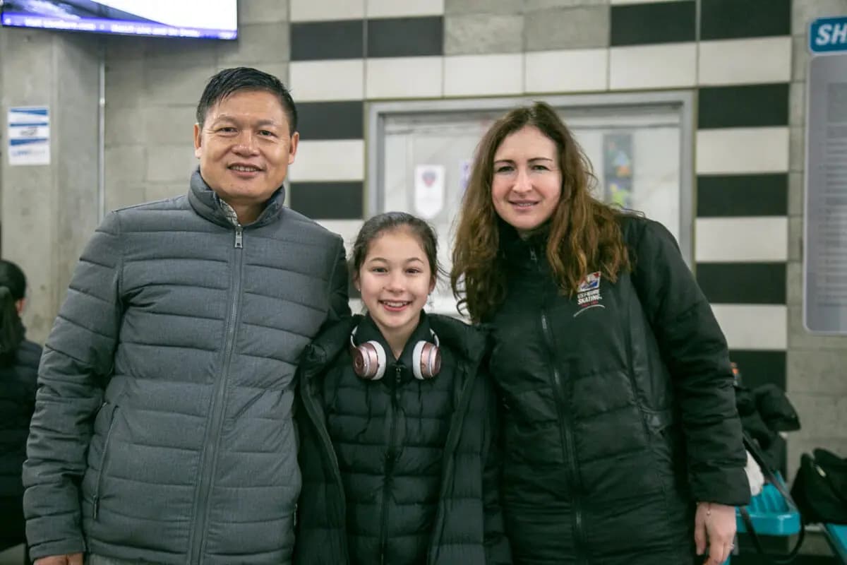 <em>La patinadora artística olímpica estadounidense Alysa Liu (centro) y su padre Arthur Liu (izq.). Cao Jingzhe/The Epoch Times</em>