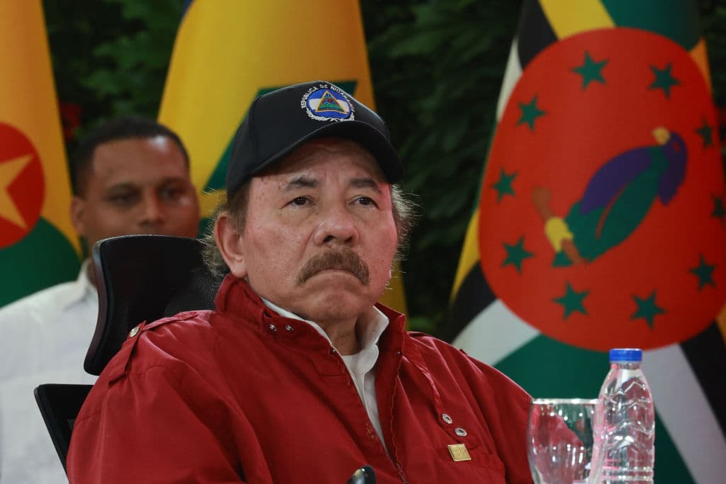 El líder de Nicaragua, Daniel Ortega, observa durante el evento inaugural de la XXIII Cumbre del ALBA-TCP (Alianza Bolivariana para las Américas) en el Palacio Presidencial de Miraflores el 24 de abril de 2024 en Caracas, Venezuela. (Jesús Vargas/Getty Images)