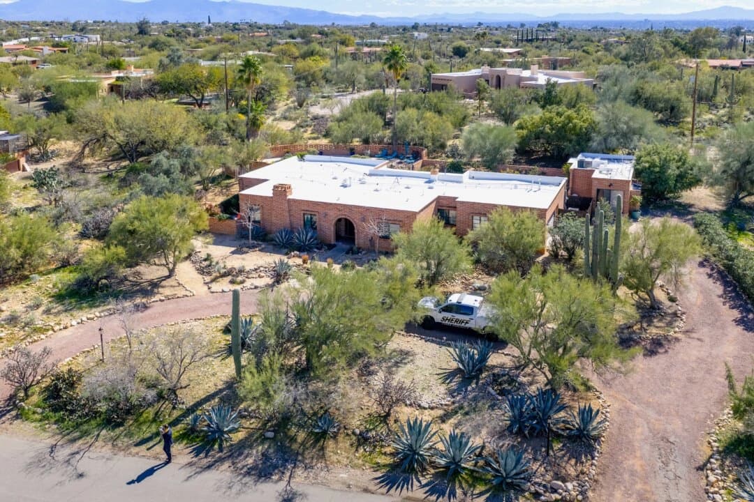 <em>En una vista aérea, se ve un vehículo policial estacionado afuera de la residencia de Nancy Guthrie en Tucson, Arizona, el 11 de febrero de 2026. (Foto de Brandon Bell/Getty Images).</em>