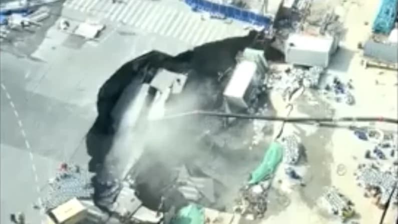 Enorme socavón perfora una calle de China y se traga construcciones