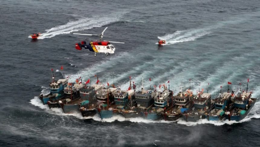 Una imagen tomada desde un helicóptero surcoreano muestra barcos chinos unidos con cuerdas, perseguidos por un helicóptero de la guardia costera y lanchas neumáticas repletas de comandos, tras una supuesta pesca ilegal en aguas surcoreanas en el mar Amarillo, frente a la costa suroeste del condado de Buan, el 16 de noviembre de 2011. (Dong-A Ilbo/AFP/Getty Images)