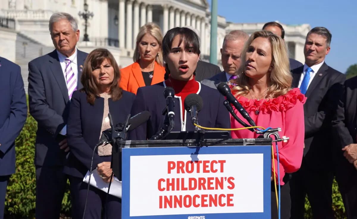Chloe Cole, una exadolescente transgénero, habla en apoyo de la Ley de Protección de la Inocencia Infantil mientras la representante Marjorie Taylor Greene (R-Ga.) observa desde fuera del Capitolio de los Estados Unidos en Washington el 20 de septiembre de 2022. (Terri Wu/The Epoch Times)