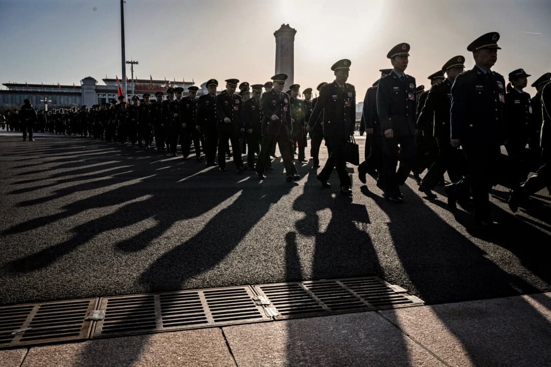 Delegados militares chinos llegan a la segunda sesión plenaria de la Asamblea Popular Nacional en el Gran Salón del Pueblo en Beijing el 8 de marzo de 2024. (Kevin Frayer/Getty Images)