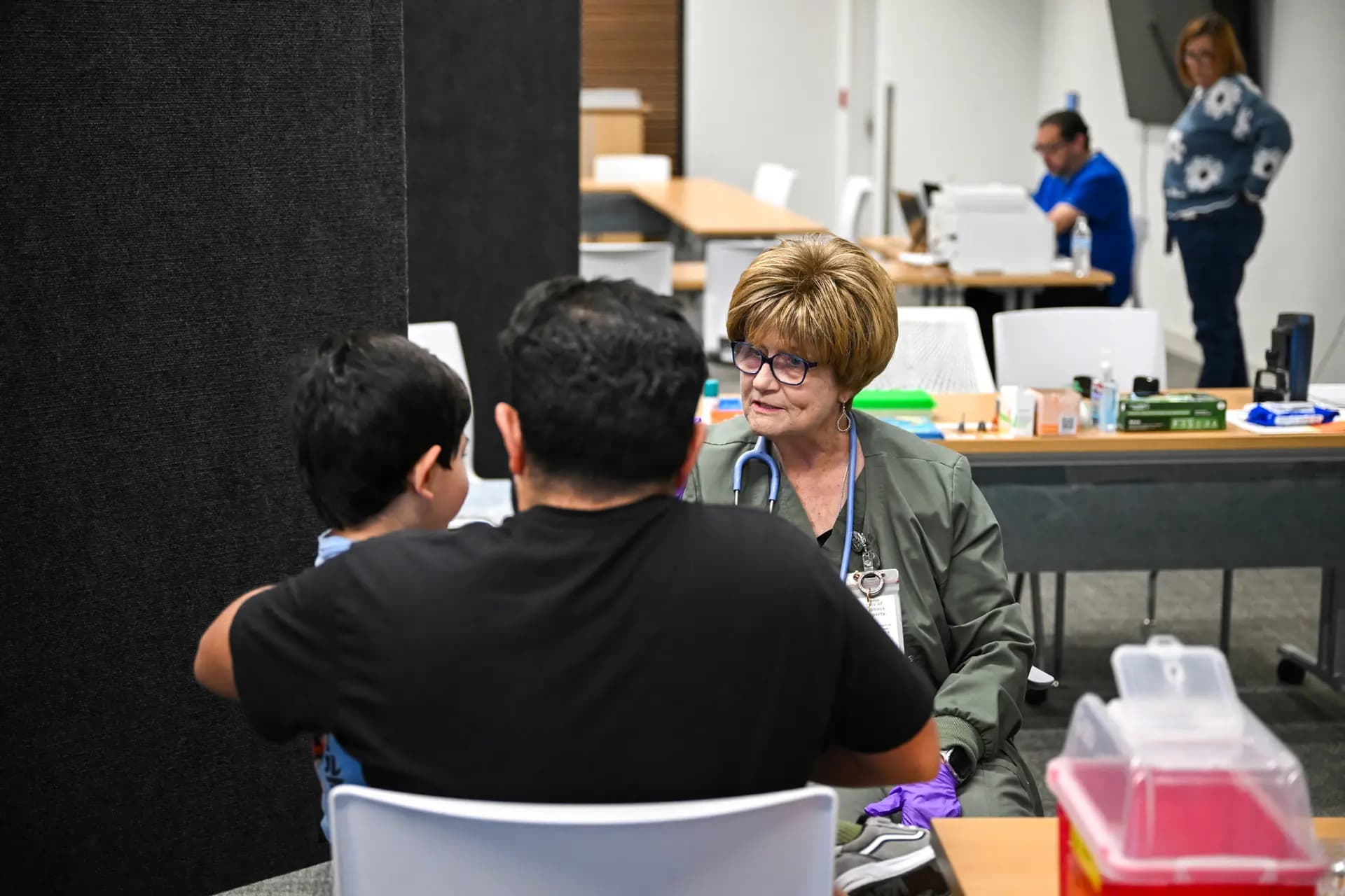 Un profesional médico se prepara para administrar una dosis de la vacuna contra el sarampión a un niño en un centro de salud de Lubbock, Texas, el 27 de febrero de 2025. Los legisladores de una docena de estados han presentado este año proyectos de ley que modificarían o prohibirían la obligatoriedad de las vacunas u otros procedimientos médicos. (Ronaldo Schemidt/AFP a través de Getty Images).