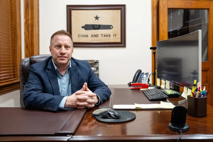 Brent Smith, fiscal del condado de Kinney, en Brackettville, Texas, el 30 de enero de 2026. El aumento de la inmigración ilegal bajo la administración Biden agotó los recursos y cambió el estilo de vida de Brackettville. (Samira Bouaou/The Epoch Times)