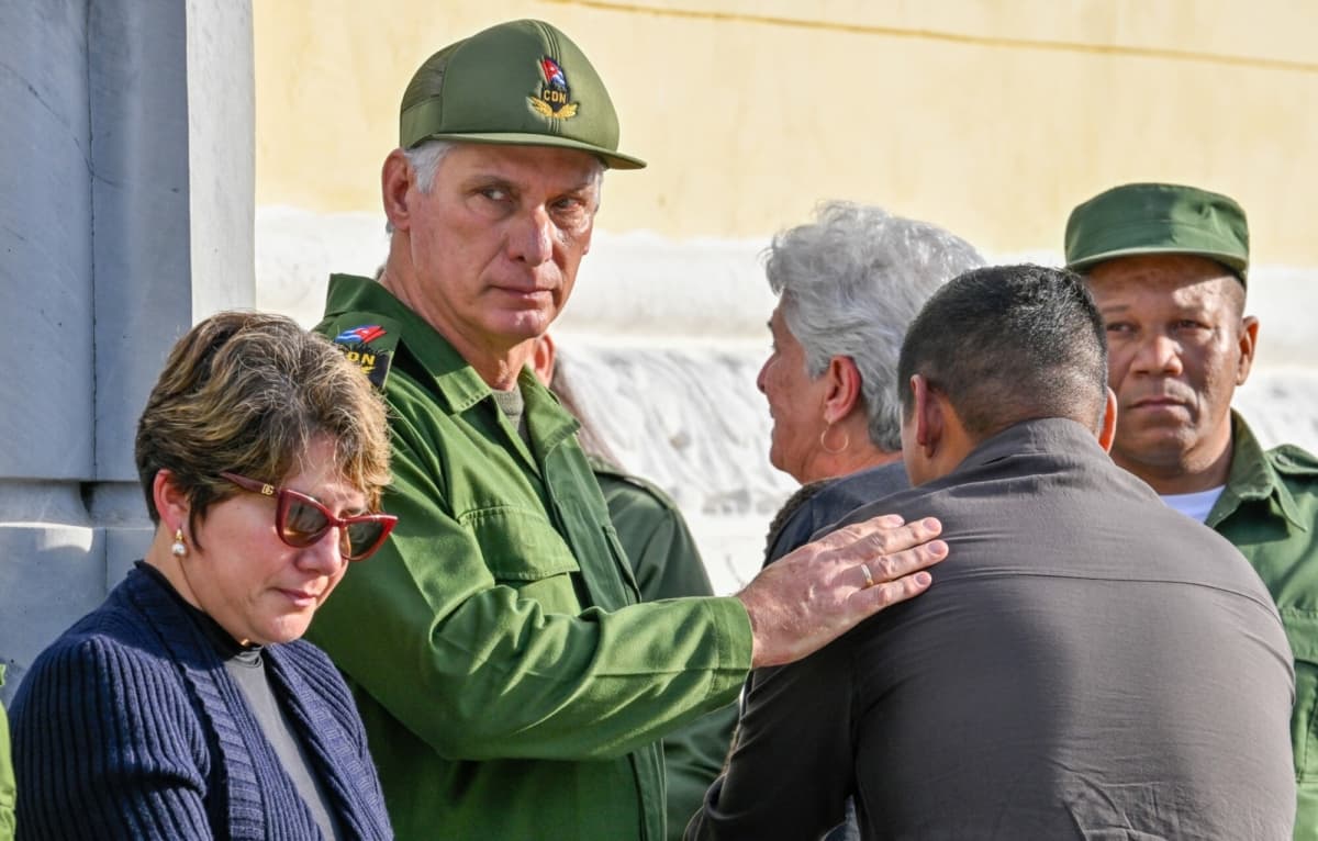 El presidente de Cuba, Miguel Díaz-Canel, consuela a los familiares de algunos de los 32 soldados cubanos fallecidos durante la incursión de EE. UU. en Venezuela, durante su funeral en el cementerio de Colón en La Habana, el 16 de enero de 2026. (ADALBERTO ROQUE/AFP vía Getty Images)