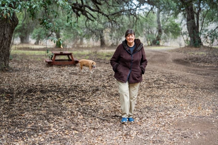 Wanda Selby, de 88 años, pasea por un parque en Brackettville, Texas, el 30 de enero de 2026. (Samira Bouaou/The Epoch Times)