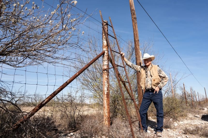El ganadero Wayne King junto a una escalera colocada para que los inmigrantes ilegales no corten la valla del rancho Tequesquite, en el condado de Kinney, Texas, el 29 de enero de 2026. (Samira Bouaou/The Epoch Times)