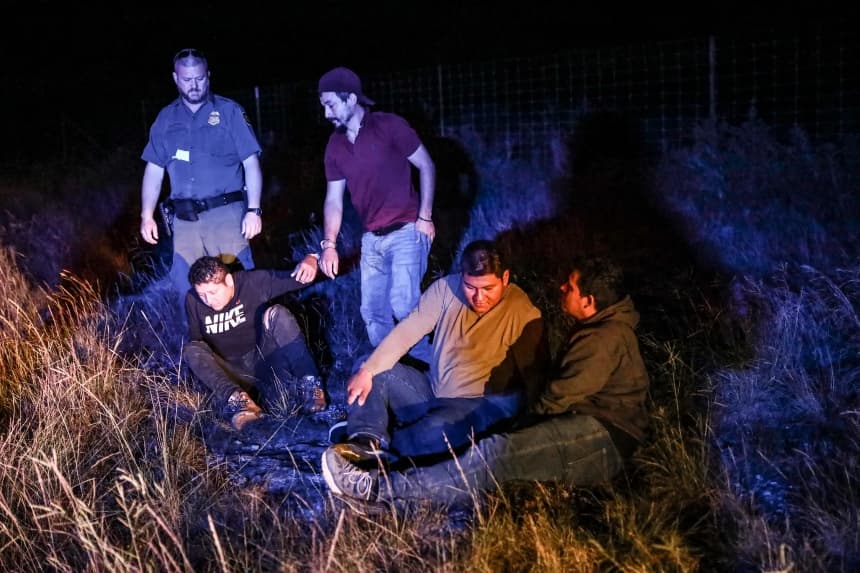 Un agente de la Patrulla Fronteriza recoge a cuatro inmigrantes ilegales después de que los ayudantes del sheriff del condado de Kinney arrestaran a un ciudadano estadounidense que los transportaba a San Antonio, en el condado de Kinney, Texas, el 20 de octubre de 2021. (Charlotte Cuthbertson/The Epoch Times)