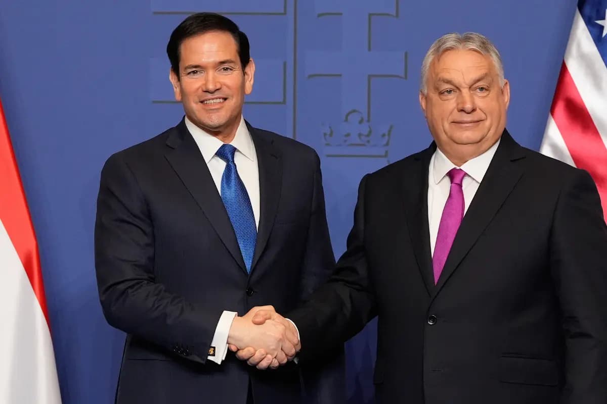 El secretario de Estado de Estados Unidos, Marco Rubio (izquierda), y el primer ministro húngaro, Viktor Orbán (derecha), se dan la mano tras una rueda de prensa en Budapest, Hungría, el 16 de febrero de 2026. (Alex Brandon/Pool/AP Photo).