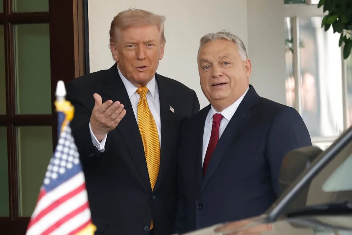 El presidente Donald Trump (izquierda) da la bienvenida al primer ministro húngaro, Viktor Orbán, a su llegada a la Casa Blanca en Washington el 7 de noviembre de 2025. (Kevin Dietsch/Getty Images).