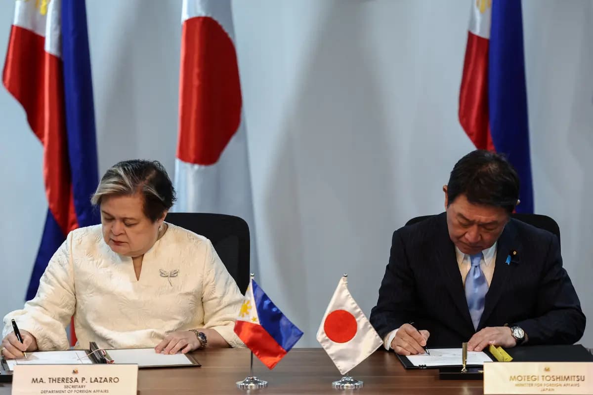 <em>La ministra de Asuntos Exteriores de Filipinas, Theresa Lazaro, y el ministro de Asuntos Exteriores de Japón, Toshimitsu Motegi, firman acuerdos bilaterales antes de su conferencia de prensa conjunta en Pasay City, Metro Manila, Filipinas, el 15 de enero de 2026. (Eloisa Lopez/Reuters)</em>