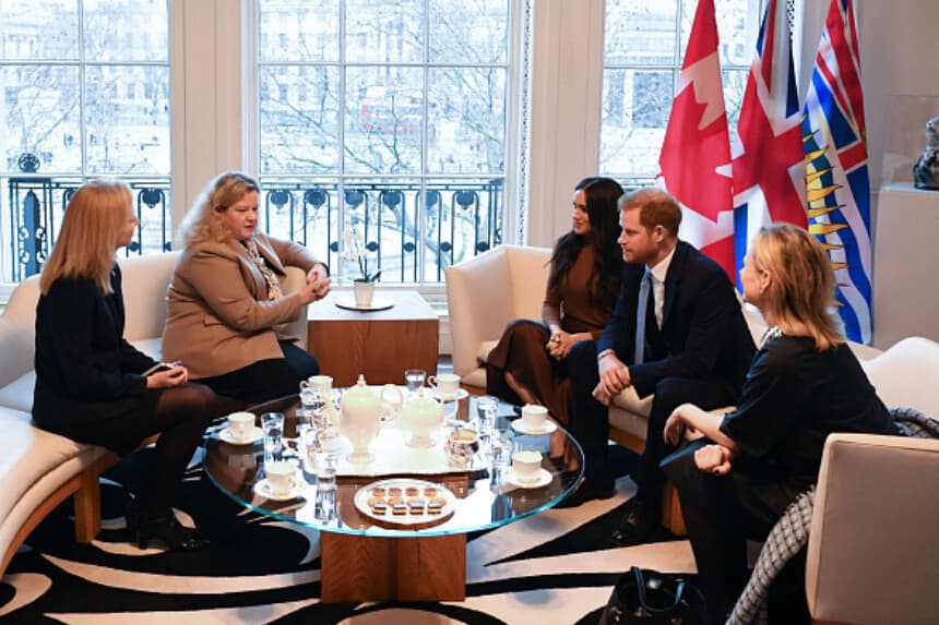 El príncipe Harry, duque de Sussex, y Meghan, duquesa de Sussex, conversan con la alta comisionada de Canadá en el Reino Unido, Janice Charette (segunda por la izquierda), y la alta comisionada adjunta, Sarah Fountain Smith (izquierda). (DANIEL LEAL-OLIVAS - WPA Pool/Getty Images).