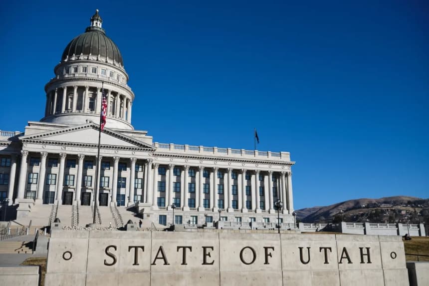Banderas ondeando en el Capitolio del estado de Utah en Salt Lake City, el 18 de enero de 2026. (Sydney SchaeferAP Photo)