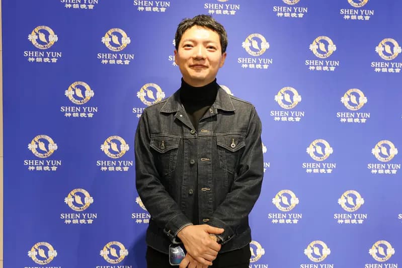 <em>El profesor Choi Yoo-sik asistió a la segunda actuación de la Compañía New Era de Shen Yun en el Dream Theatre de Busan, Corea del Sur, el 15 de febrero de 2026. (Kim Guk-hwan/The Epoch Times)</em>