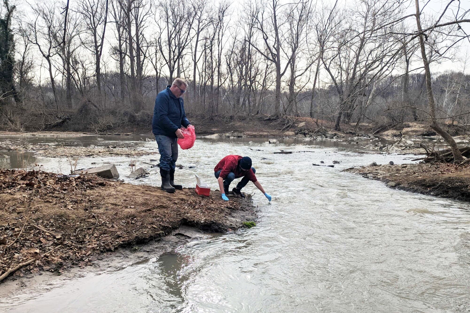 Se toman muestras de agua del río Potomac en Glen Echo, Maryland, el 23 de enero de 2026. (Nathan Ellgren/AP).
