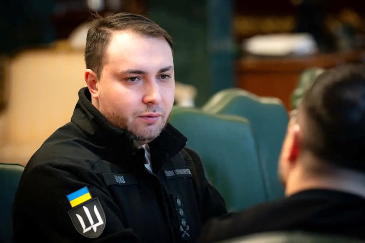 El jefe de Inteligencia Militar de Ucrania, Kyrylo Budanov, se reúne con el presidente ucraniano Volodímir Zelenski en Kiev, Ucrania, en esta fotografía distribuida el 2 de enero de 2026. (Servicio de prensa presidencial ucraniano/Distribución vía Reuters)