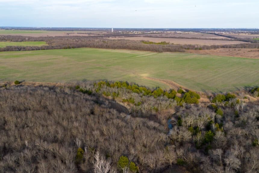 Panorámica aérea de los terrenos agrícolas destinados a una comunidad musulmana con una mezquita cerca de Josephine, Texas, el 24 de diciembre de 2025. (Bobby Sánchez para The Epoch Times).