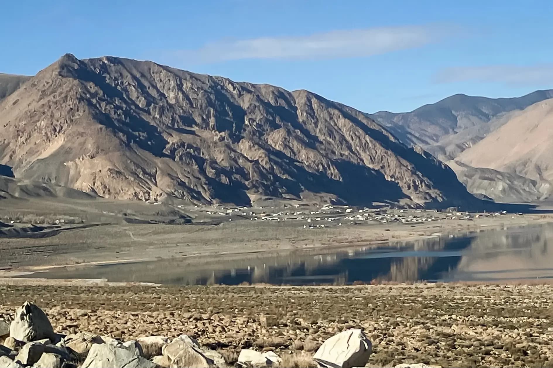 (Arriba) El comisionado del condado de Mineral, Tony Ruse, atiende una llamada telefónica en The Big Horn Crossing, un restaurante y tienda de conveniencia que es el único negocio minorista que queda en Walker Lake, Nevada, en enero de 2026. (Abajo) Walker Lake, una localidad de menos de 400 habitantes, se encuentra en las laderas del monte Grant, pero ya no alberga la pesquería, las regatas ni los restaurantes y hoteles frente al mar que en su día la convirtieron en un oasis en el desierto para turistas, pescadores y campistas, en el condado de Mineral, Nevada, en enero de 2026. (John Haughey/The Epoch Times).