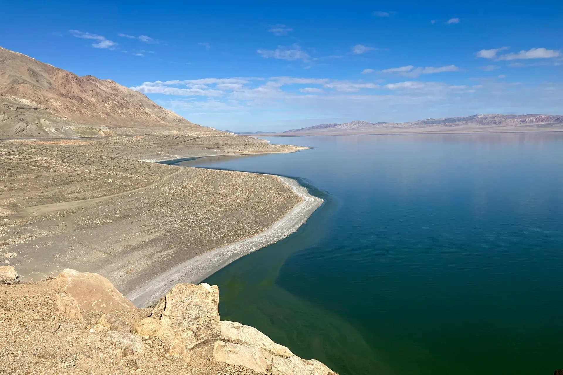 (Arriba) El lago Walker ha retrocedido mucho más allá de la señal de la carretera estadounidense 95, en el condado de Mineral, Nevada, en enero de 2026. Hace décadas, los pescadores podían pescar desde la orilla peces que ya no pueden sobrevivir en el lago, cada vez más reducido. (Abajo) El lago Walker de Nevada, un lago de 13 millas de largo situado a unas 75 millas al sureste de Reno, cerca de la frontera con California, en el condado rural de Mineral, tenía antes más de 30 millas de largo y 160 pies más de altura que ahora, en el condado de Mineral, Nevada, en enero de 2026. (John Haughey/The Epoch Times).