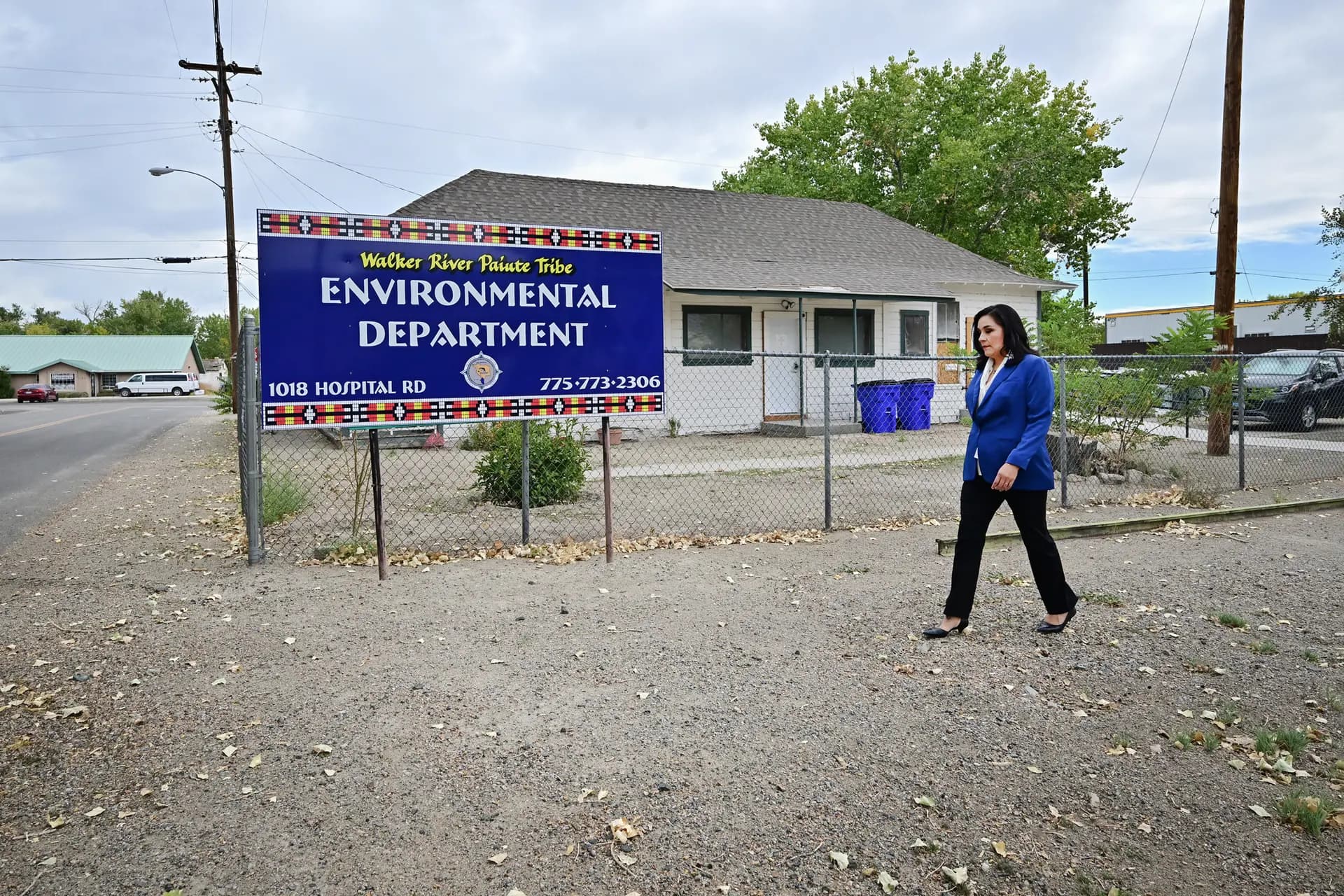 Un cartel de la tribu paiute del río Walker en Shurz, Nevada, el 16 de octubre de 2024. El lago Walker retiene el agua que fluye hacia el este a 100 millas de los embalses de Bridgeport y Topaz, en California, a través de los valles de Smith y Mason, en Nevada, y la reserva de la tribu paiute del río Walker. (Frederic J. Brown/AFP a través de Getty Images).