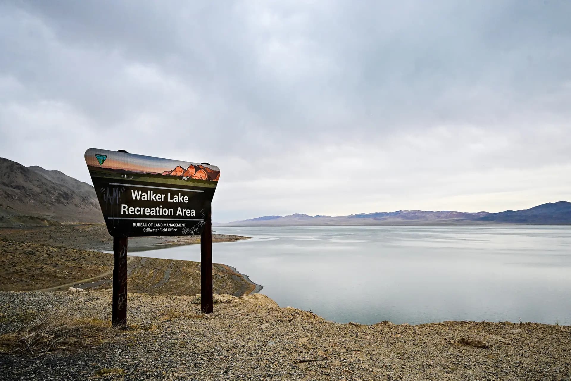 Se muestra un cartel en el lago Walker, en Hawthorne, Nevada, el 16 de octubre de 2024. Según el Servicio Geológico de los Estados Unidos, el nivel del agua del lago Walker ha descendido más de 160 pies desde 1882. El lago, que en 1850 tenía casi 30 millas de largo, hoy solo tiene 12 millas. (Frederic J. Brown/AFP a través de Getty Images).