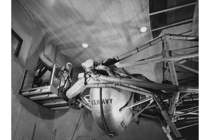 El astronauta estadounidense de la NASA Wally Schirra (1923–2007), astronauta del Proyecto Mercurio, se prepara para ingresar a la góndola con forma de píldora de la centrífuga del Laboratorio de Aceleración Médica de Aviación en el Centro de Desarrollo Aéreo Naval de Johnsville en Johnsville, Pensilvania, alrededor de 1960. El Proyecto Mercurio fue el primer programa de vuelos espaciales tripulados de la NASA. (Space Frontiers/Archive Photos/Getty Images)
