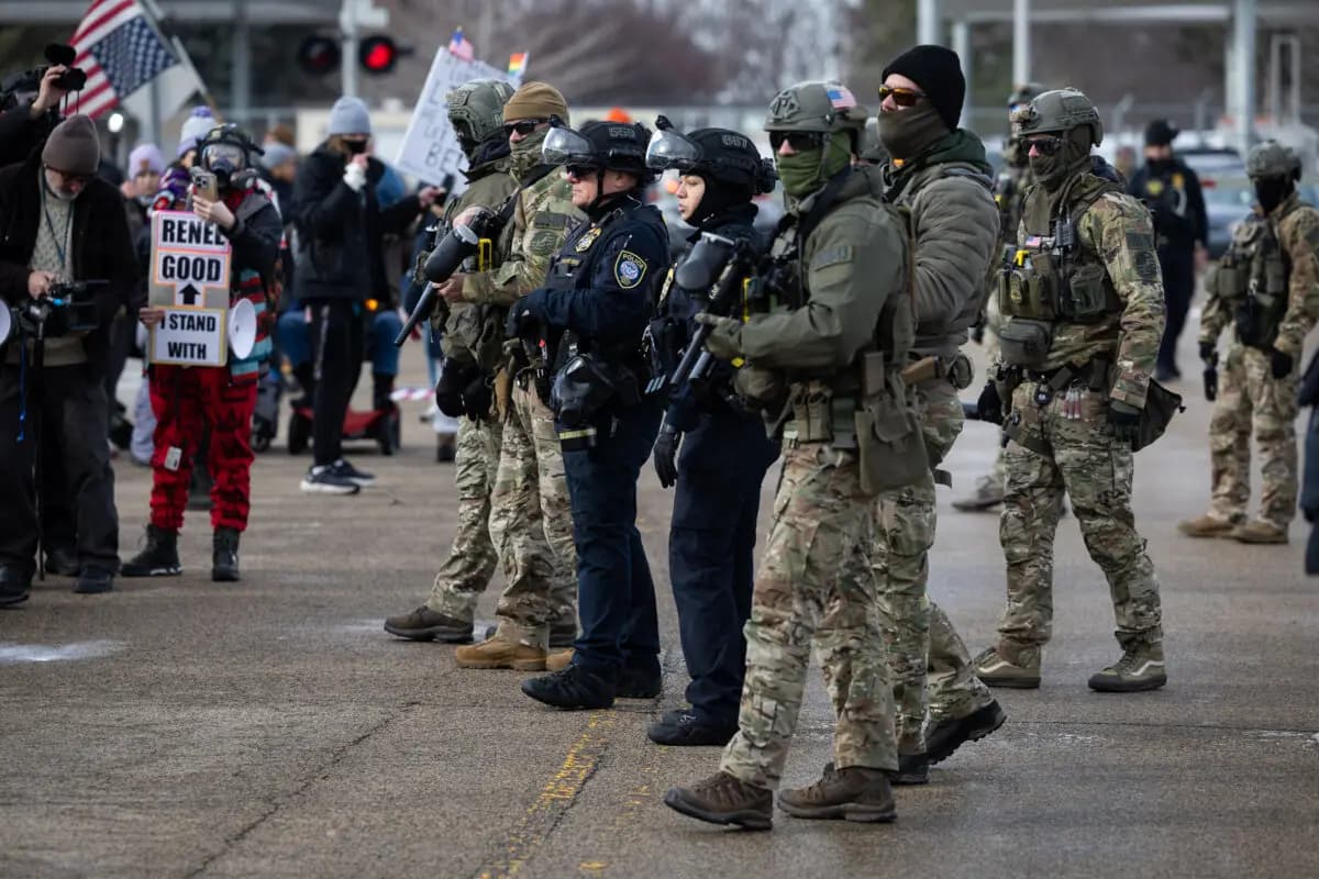 <em>Manifestantes se enfrentan con personal del Departamento de Seguridad Nacional frente al Edificio Federal Bishop Henry Whipple en Minneapolis el 9 de enero de 2026. (John Fredricks/The Epoch Times).</em>
