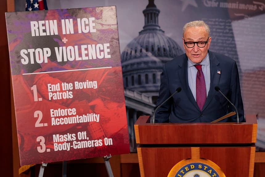 El líder de la minoría del Senado, Chuck Schumer (D-NY), habla en una conferencia de prensa el 12 de febrero de 2026 en Washington, DC. (Heather Diehl/Getty Images)