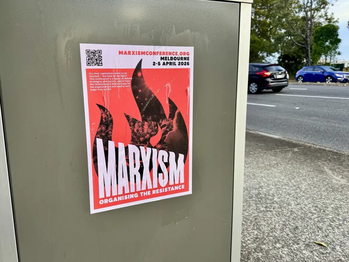 Cartel publicitario de la Conferencia sobre Marxismo celebrada en Melbourne y organizada por Socialist Alternative en Sunnybank, Brisbane, Australia, el 15 de enero de 2026. (Daniel Y. Teng/The Epoch Times).